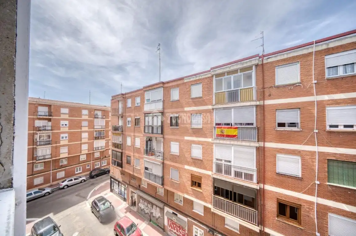 Vista exterior de Pis en venda en Valladolid amb Balcó