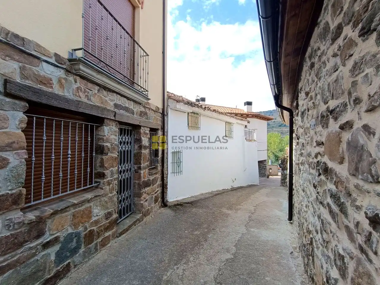 Vista exterior de Casa o xalet en venda en Enciso amb Terrassa, Traster i Moblat