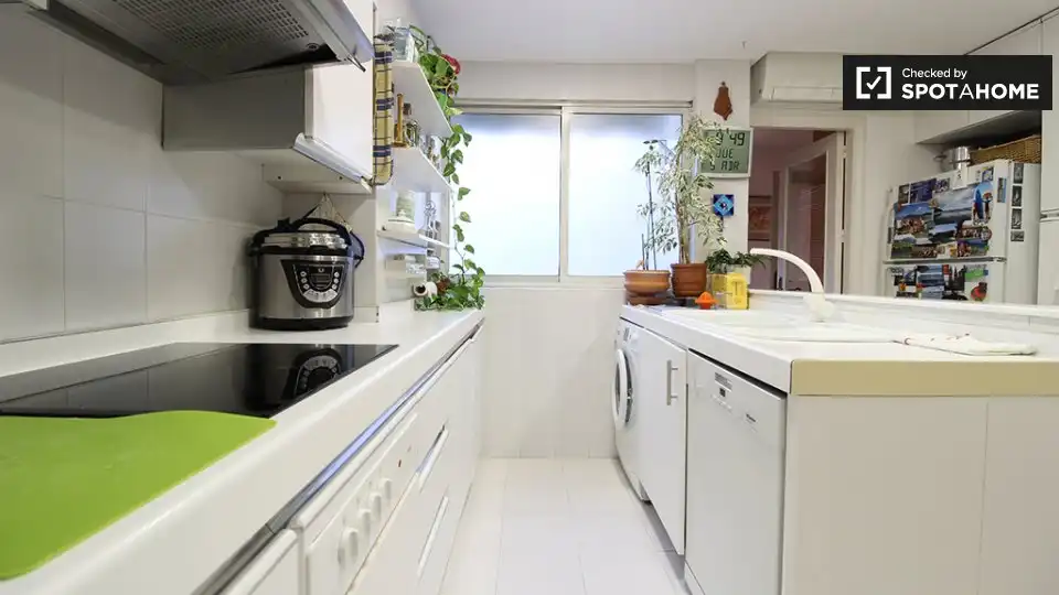 Kitchen of Flat for share in Madrid  with Air Conditioner, Terrace and Furnished