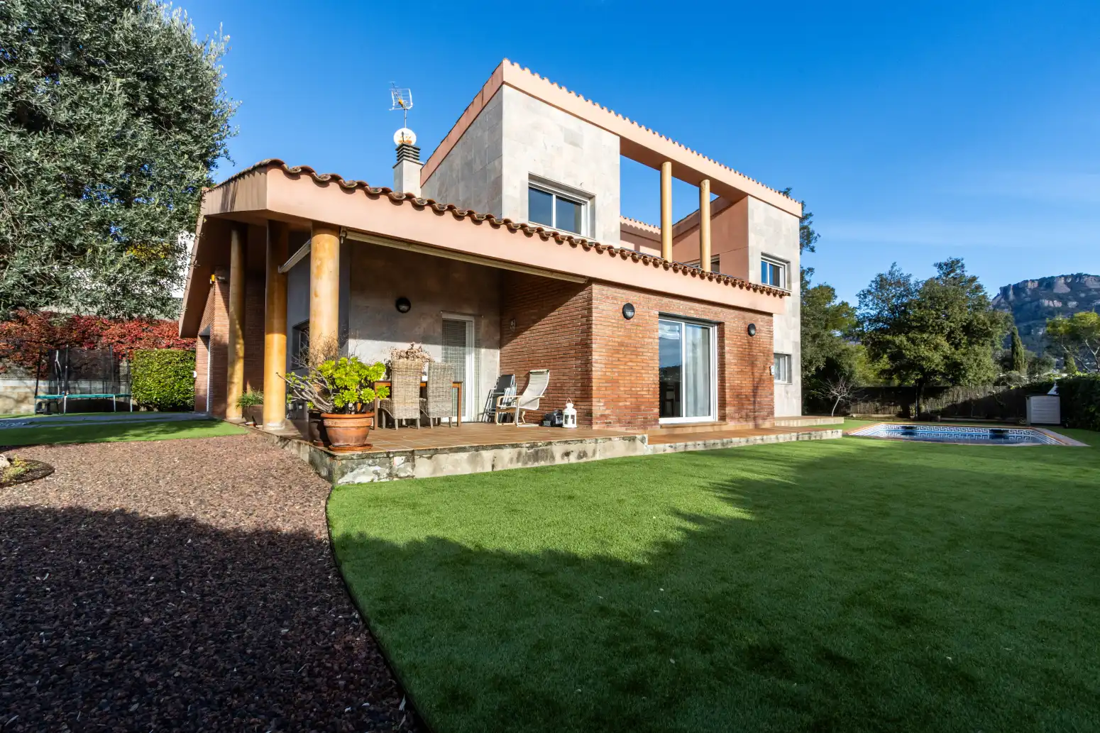 Vista exterior de Casa o xalet en venda en Matadepera amb Aire condicionat, Calefacció i Jardí privat