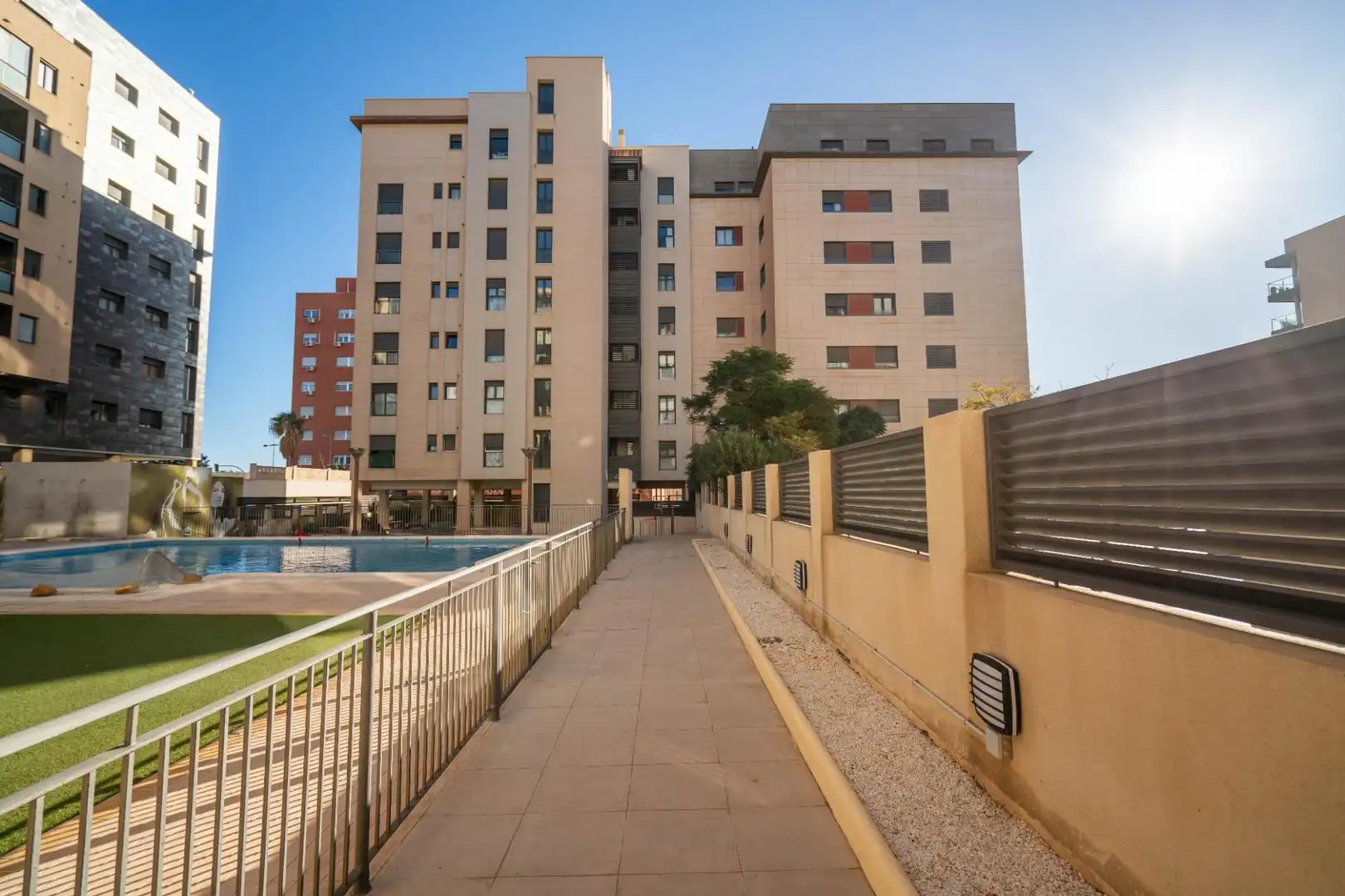 Vista exterior de Pis en venda en Almería amb Aire condicionat, Traster i Piscina comunitària