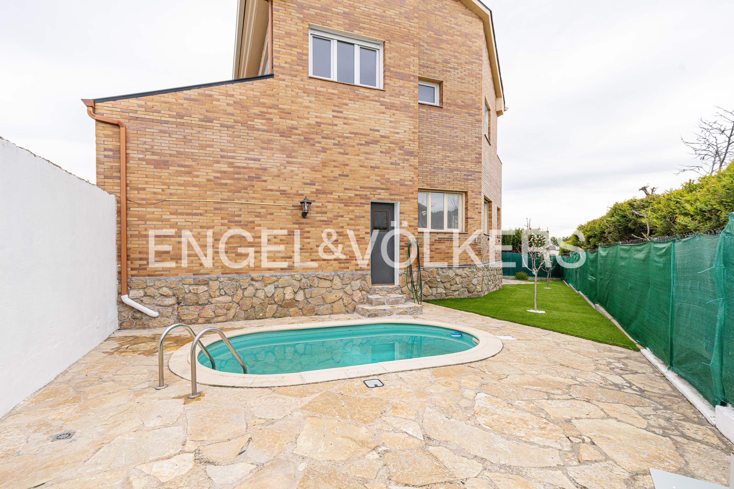 Piscina de Casa adosada en venda en Collado Mediano amb Calefacció, Jardí privat i Parquet