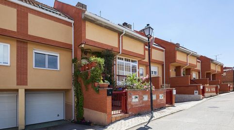 CHALET ADOSADO EN FUENSALDAÑA, VALLADOLID. 3 DORMITORIOS, BAJO CUBIERTA. PARA ENTRAR A VIVIR.