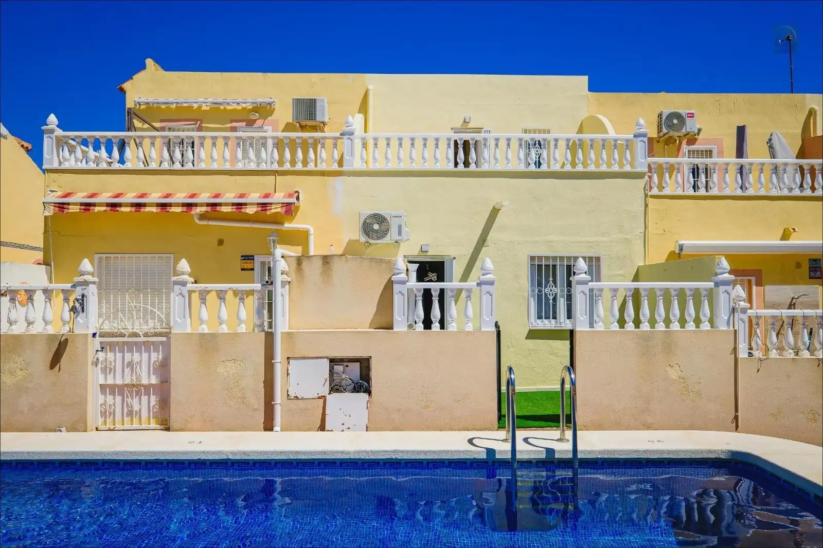 Adosado con piscina en venta en Orihuela Costa