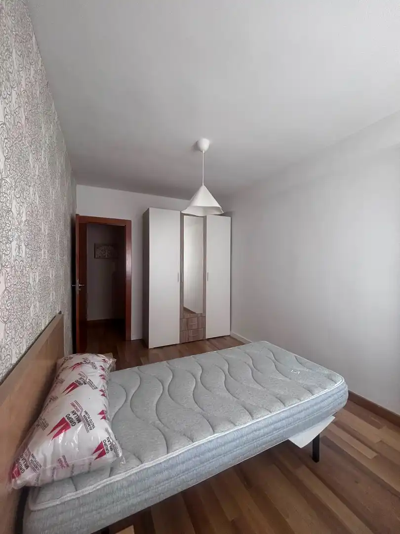 Habitación de Piso de alquiler en Granada con Terraza y Amueblado