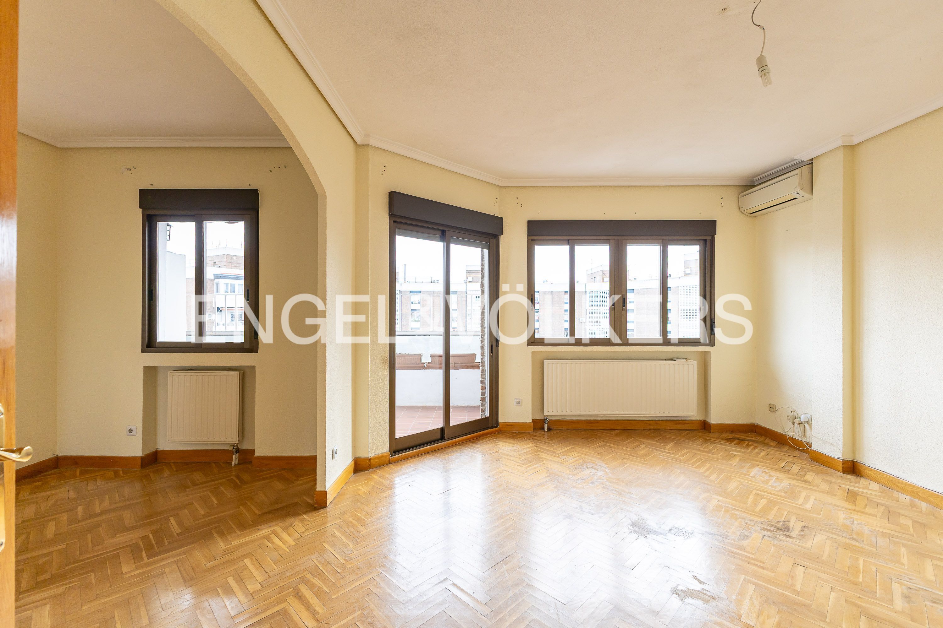 Living room of Apartment for sale in  Madrid Capital  with Air Conditioner, Heating and Parquet flooring