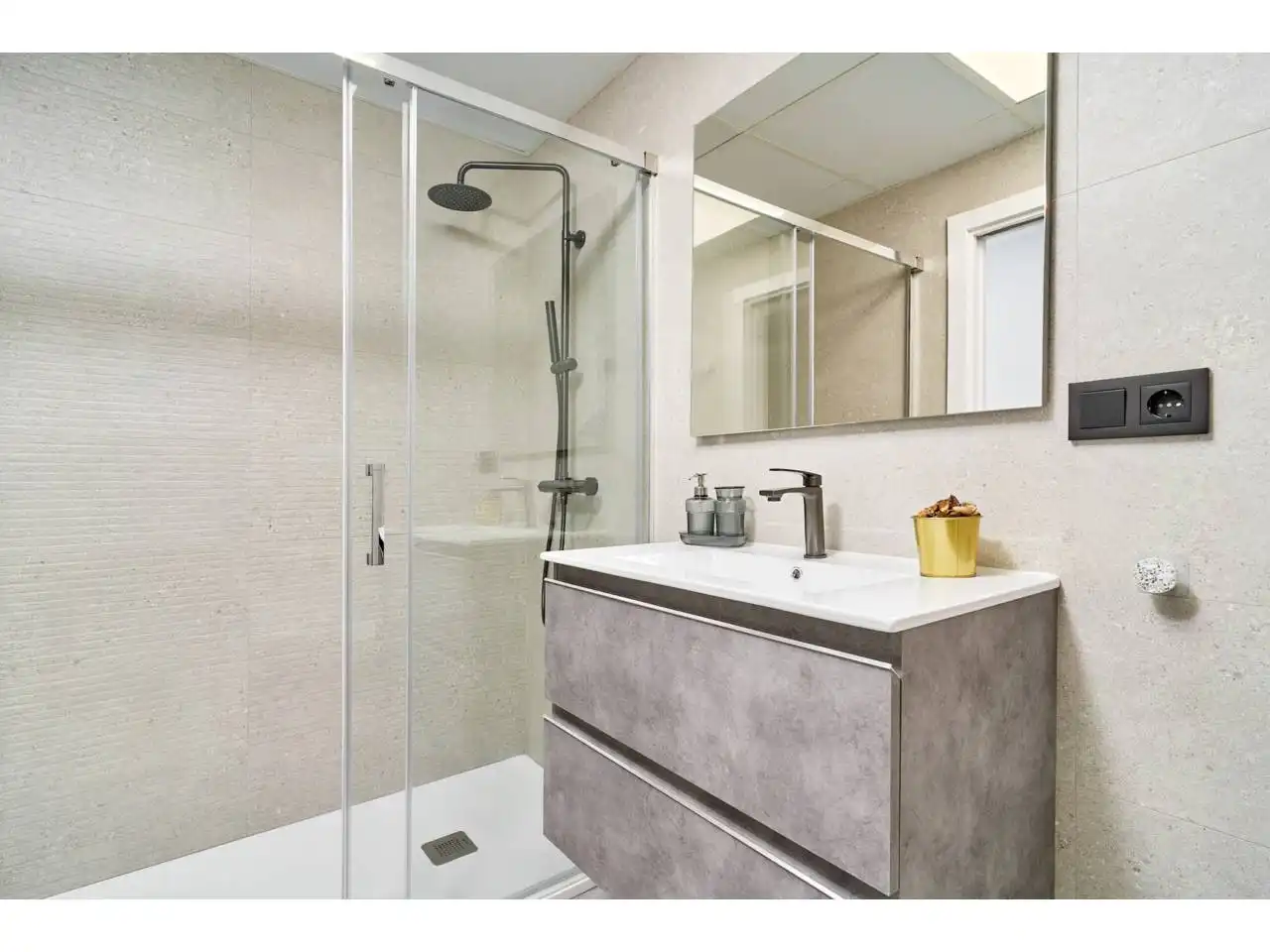 Baño de Piso en venta en Torrox con Terraza, Trastero y Piscina comunitaria