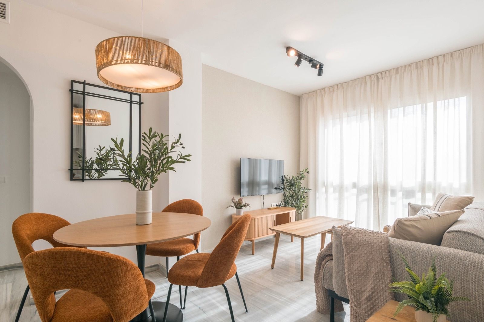 Sala d'estar de Pis de lloguer en Fuengirola amb Aire condicionat, Moblat i Forn