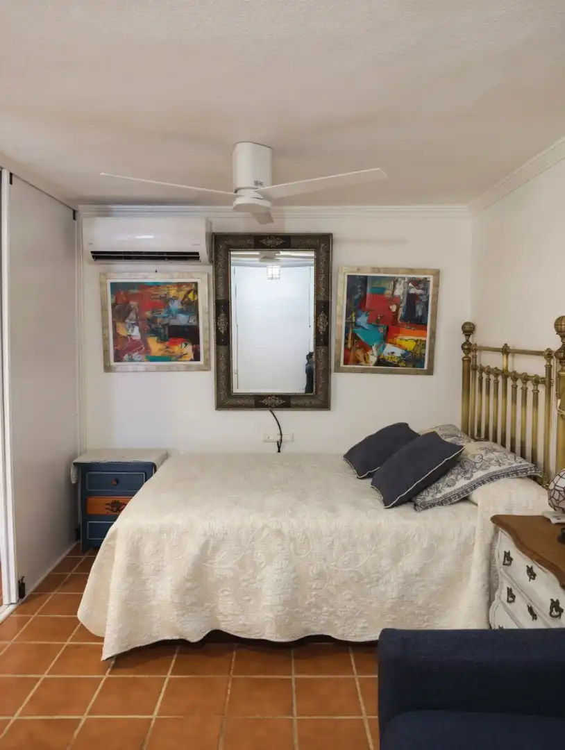 Dormitori de Apartament en venda en Sotogrande amb Aire condicionat, Terrassa i Moblat