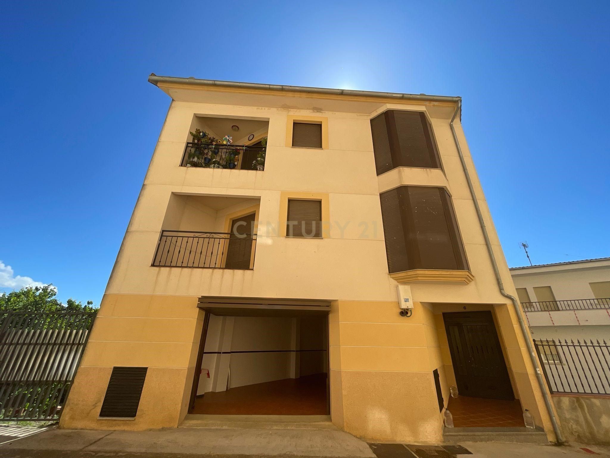 Exterior view of Flat for sale in Cuacos de Yuste  with Air Conditioner and Terrace