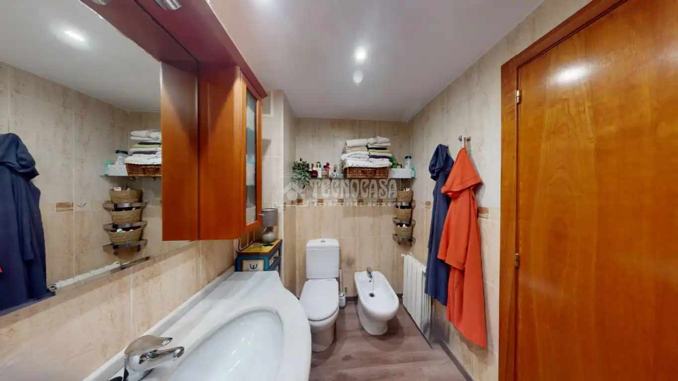 Bathroom of Flat for sale in Valencia  with Air Conditioner, Heating and Balcony