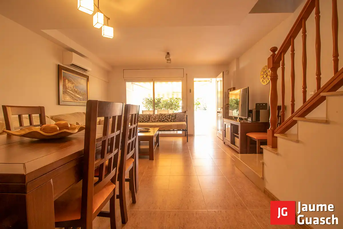 Sala de estar de Casa adosada en venta en Creixell con Aire acondicionado, Calefacción y Jardín privado