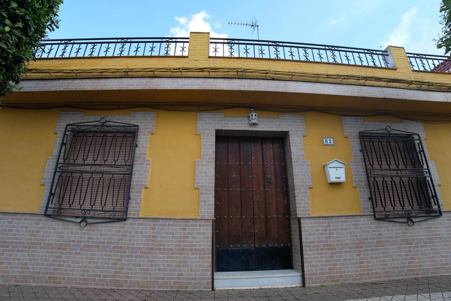 Vista exterior de Casa o xalet en venda en Bollullos de la Mitación amb Jardí privat, Terrassa i Traster