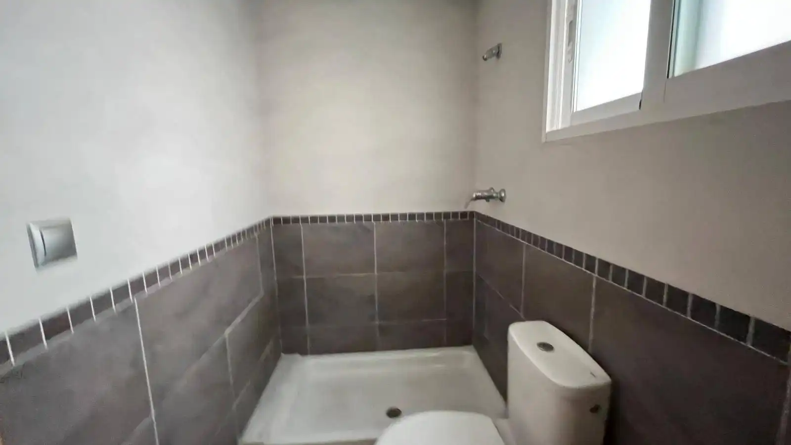Baño de Piso en venta en Elche / Elx con Balcón