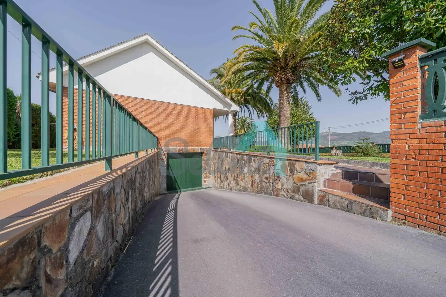 Vista exterior de Casa o xalet en venda en Oviedo  amb Calefacció, Jardí privat i Parquet