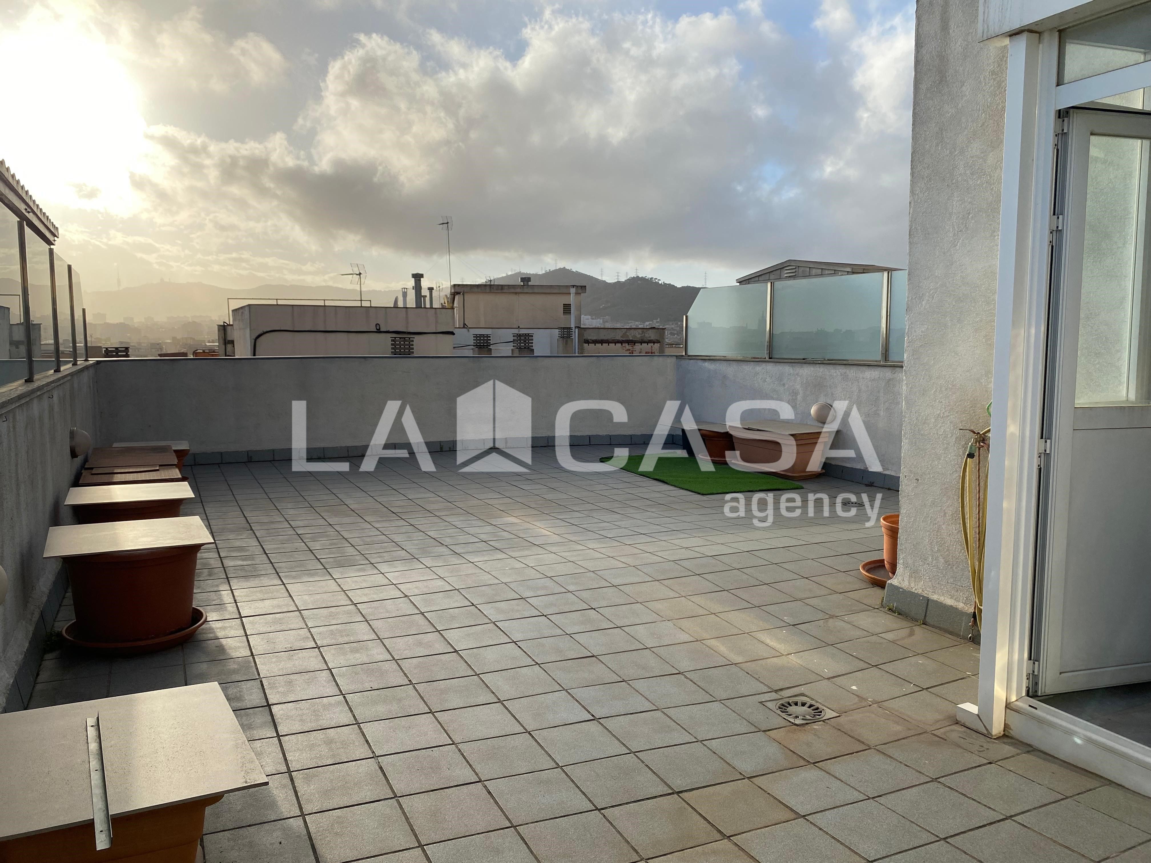 Terraza de Ático en venta en Santa Coloma de Gramenet con Calefacción, Terraza y Trastero