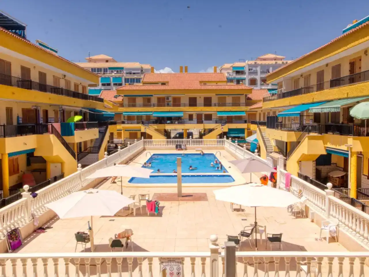 Außenansicht von Wohnung zur Miete in Torrevieja mit Klimaanlage und Schwimmbad