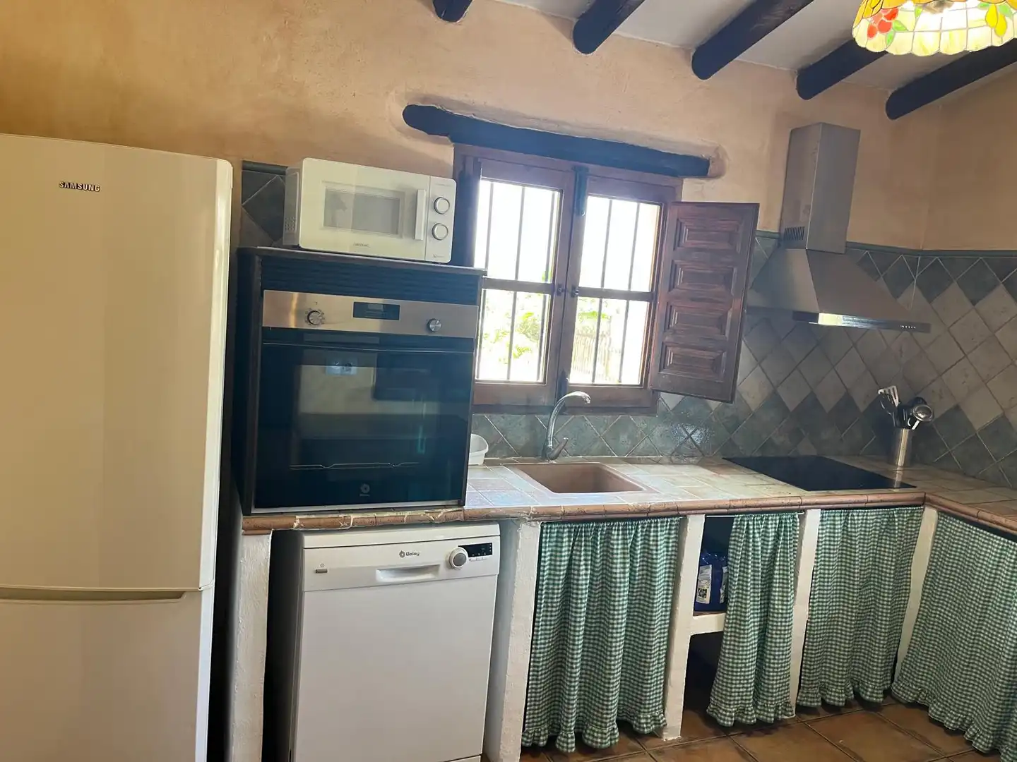 Cuina de Finca rústica de lloguer en Sedella amb Aire condicionat, Jardí privat i Traster