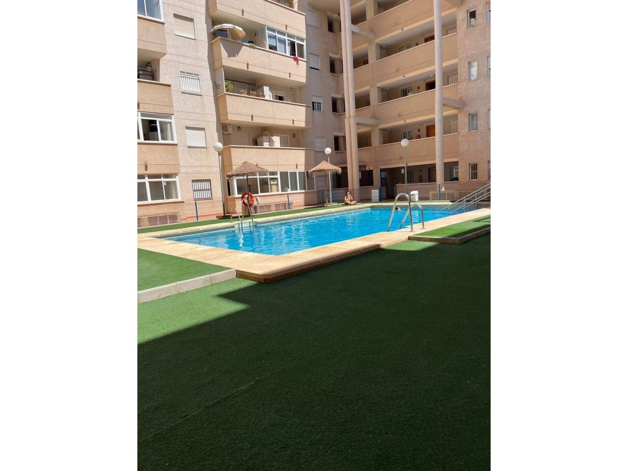 Piscina de Pis de lloguer en Roquetas de Mar amb Moblat i Piscina comunitària