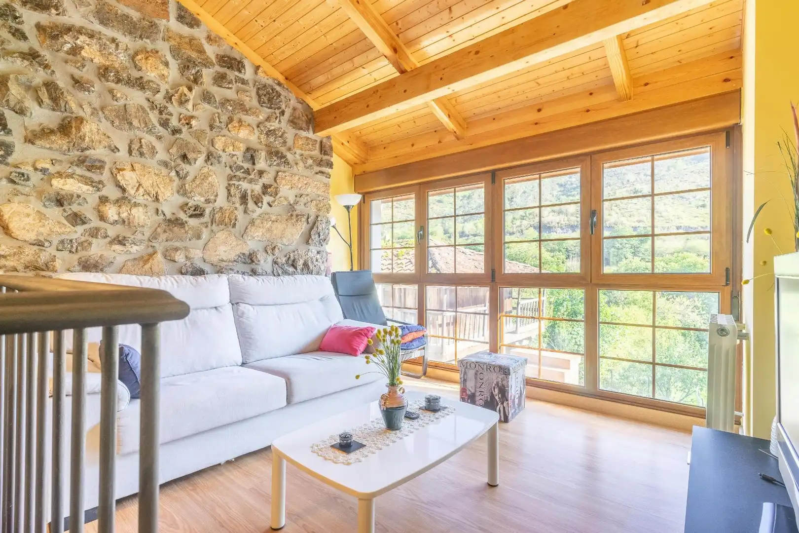 Sala d'estar de Casa o xalet en venda en Ribera de Arriba amb Calefacció, Jardí privat i Terrassa