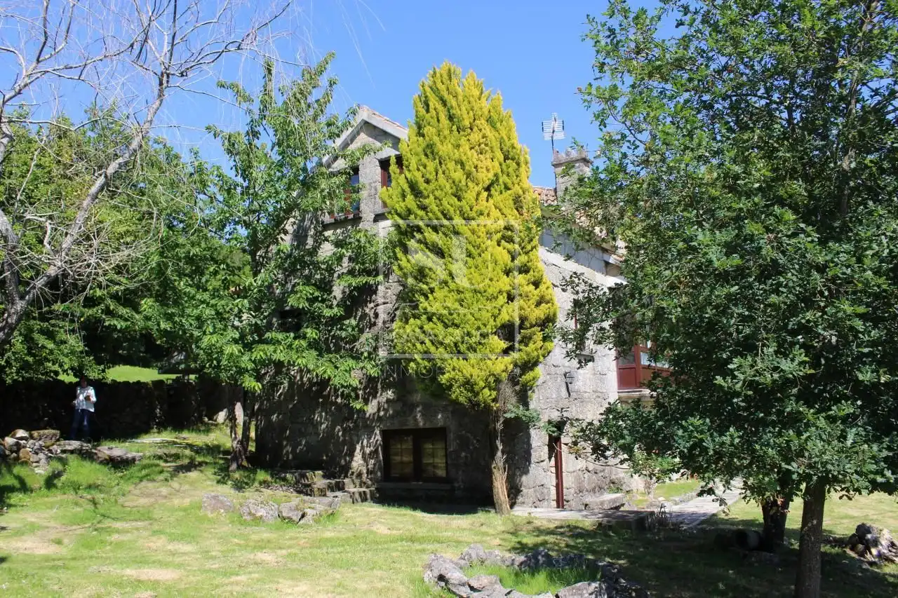 Außenansicht von Country house zum Verkauf in A Lama   mit Privatgarten