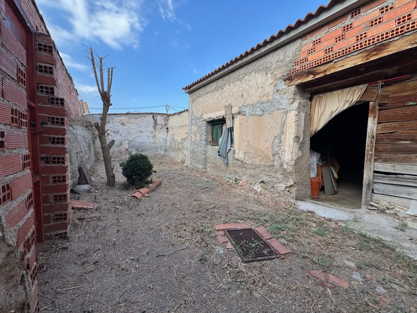 Finca rústica en venda en Muñopedro amb Jardí privat, Traster i Moblat