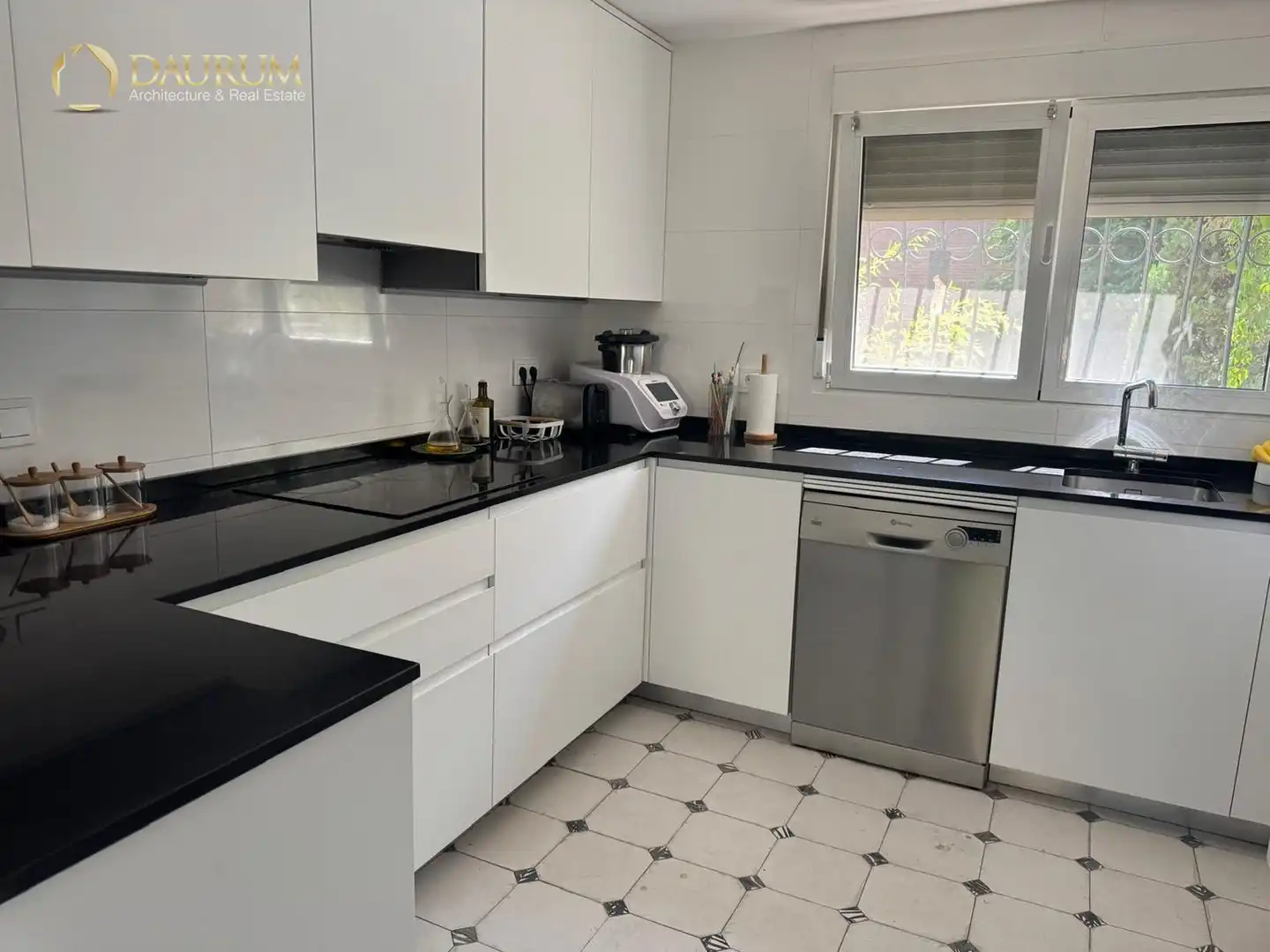 Cocina de Casa adosada en venta en Pozuelo de Alarcón con Aire acondicionado, Calefacción y Jardín privado