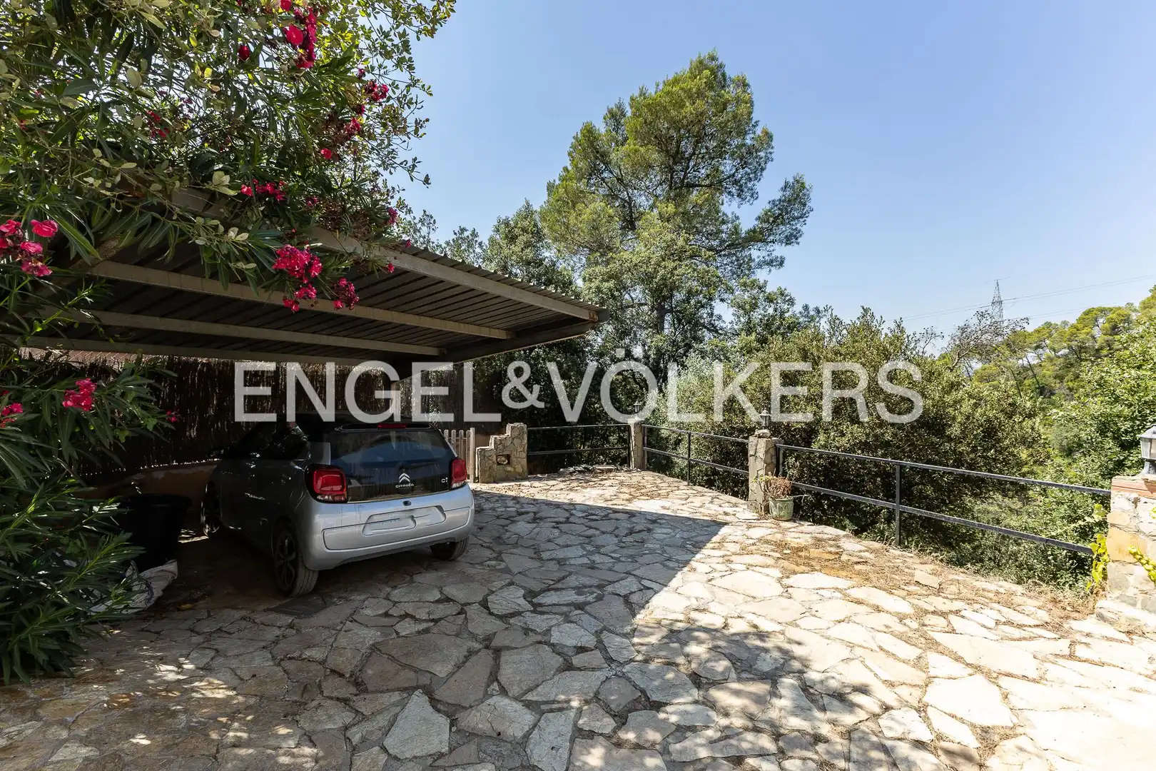 Vista exterior de Casa o xalet en venda en Molins de Rei amb Aire condicionat, Calefacció i Jardí privat