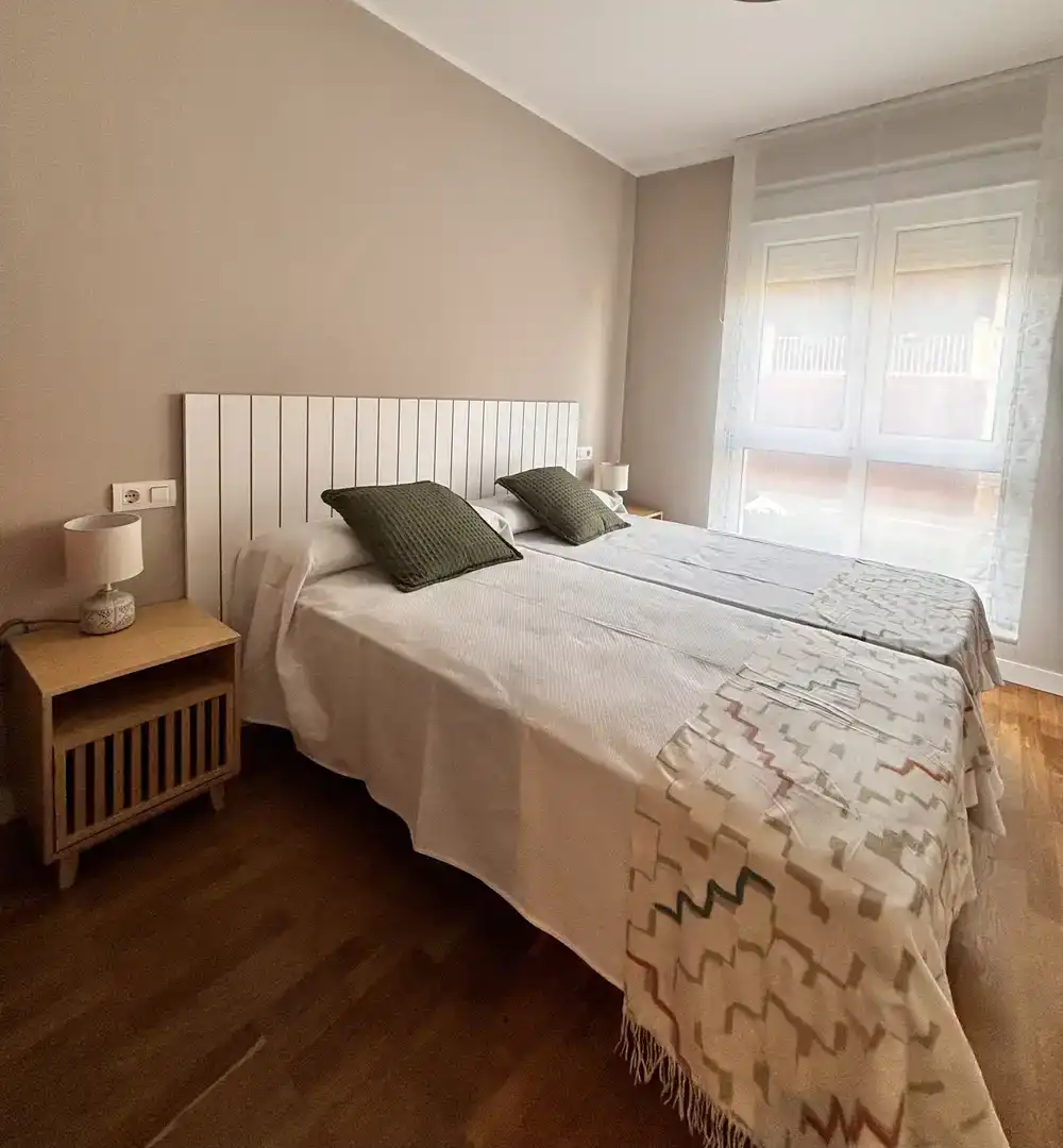 Schlafzimmer von Wohnung zur Miete in Parres mit Parkett, Möbliert und Balkon