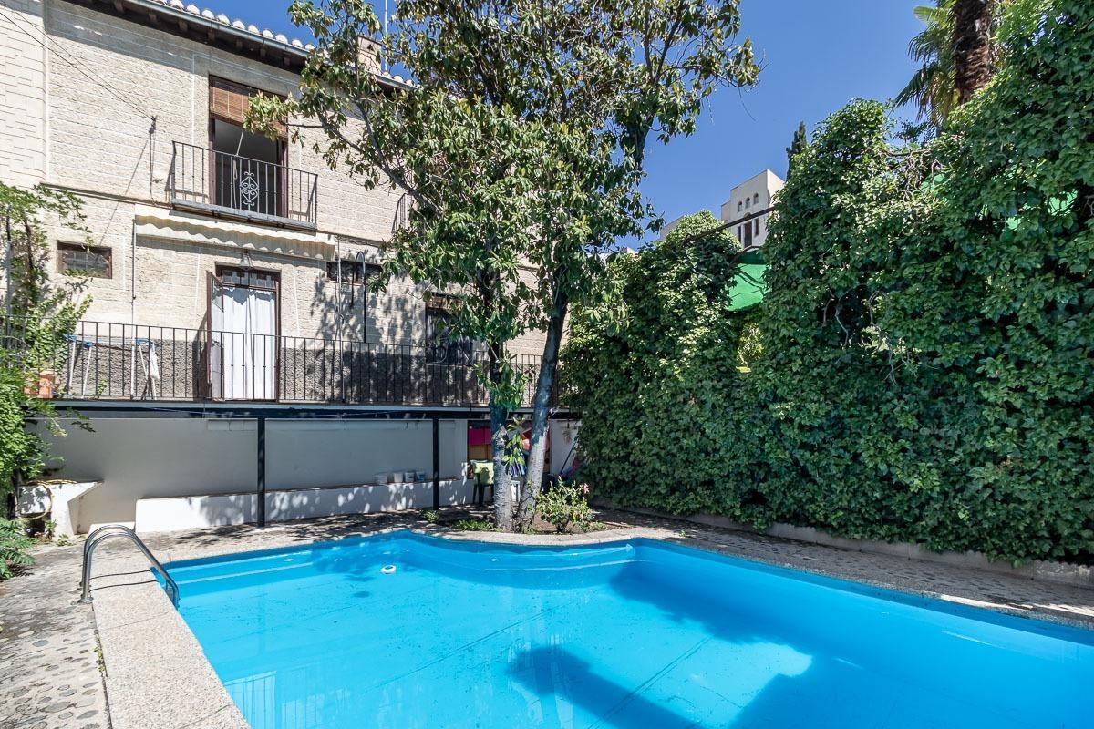 Piscina de Casa o xalet en venda en  Granada Capital amb Jardí privat, Terrassa i Piscina comunitària