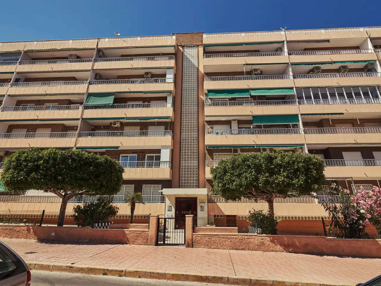 Außenansicht von Wohnungen zum Verkauf in Torrevieja mit Klimaanlage, Heizung und Terrasse