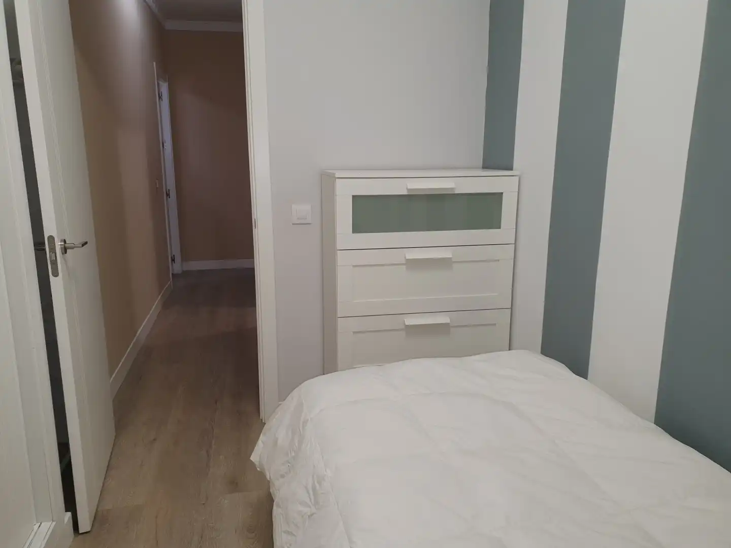 Dormitori de Pis de lloguer en Dos Hermanas amb Aire condicionat, Terrassa i Moblat
