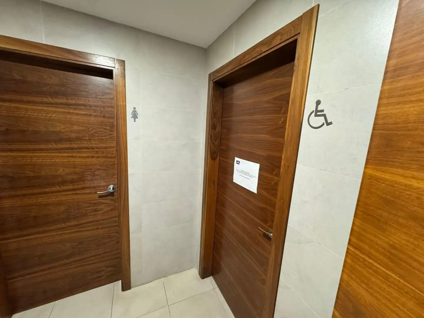 Bany de Local en venda en Valencia amb Aire condicionat