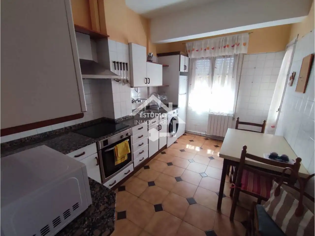 Cuina de Pis de lloguer en  Logroño amb Calefacció, Moblat i Balcó