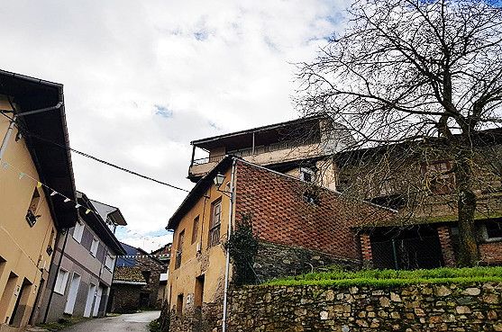 Vista exterior de Casa adosada en venda en Ponferrada amb Terrassa i Traster