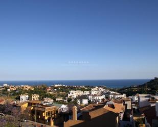 Vista exterior de Casa o xalet en venda en Benalmádena amb Aire condicionat, Jardí privat i Terrassa