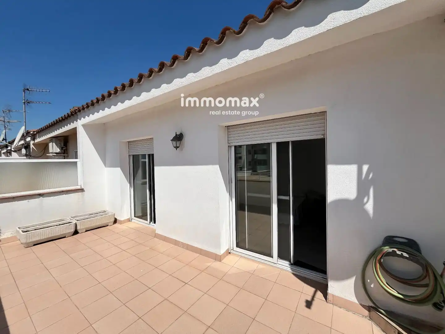 Vista exterior de Casa adosada en venta en Vilanova i la Geltrú con Calefacción, Jardín privado y Terraza