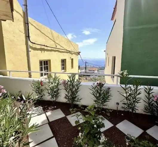 Vista exterior de Casa o xalet en venda en Adeje amb Jardí privat, Terrassa i Piscina