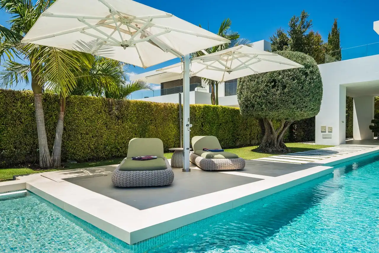 Swimming pool of Houses for sale in Marbella  with Air Conditioner, Heating and Private garden