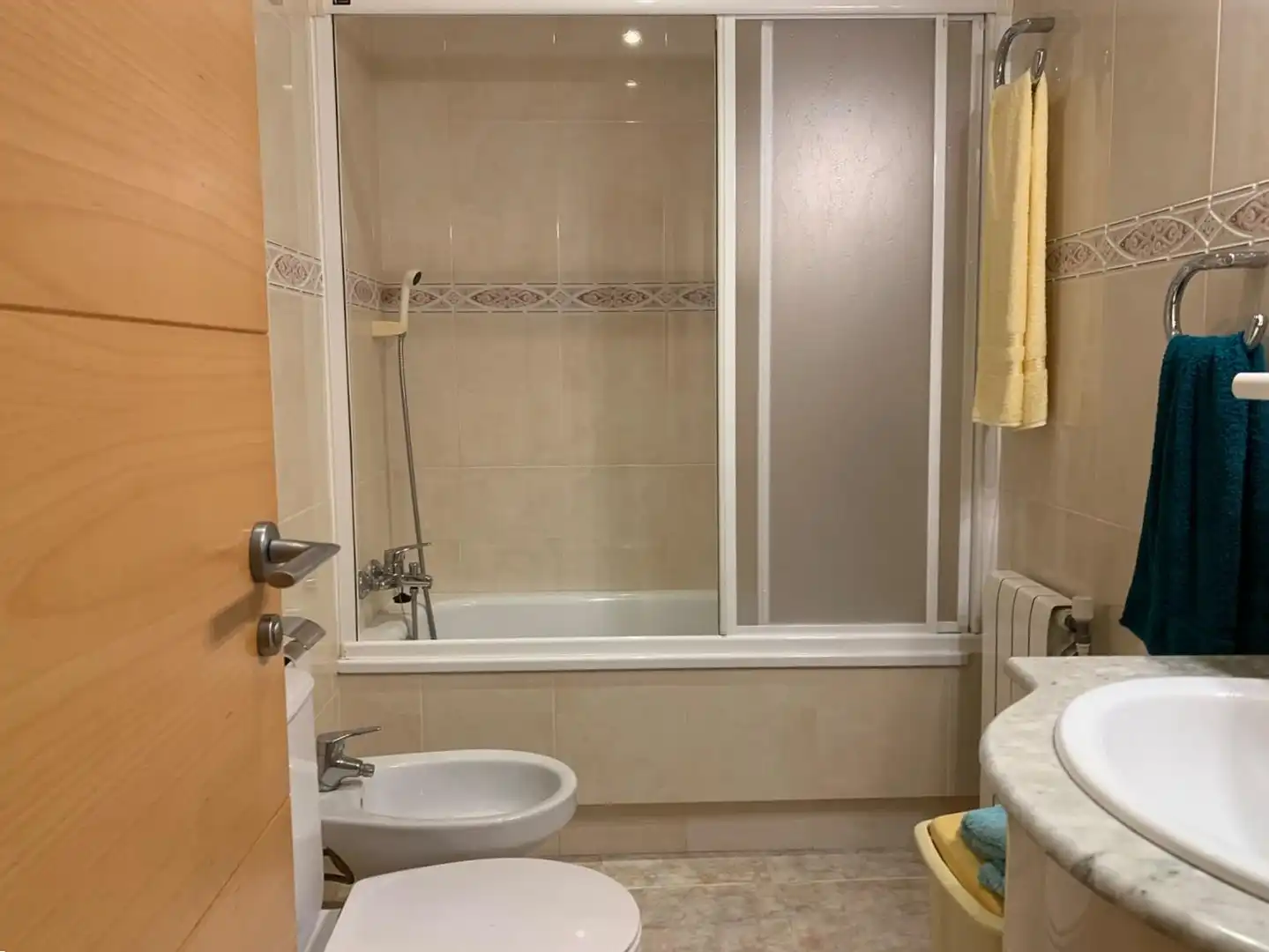 Badezimmer von Dachboden zum Verkauf in Vilanova i la Geltrú mit Klimaanlage, Heizung und Privatgarten