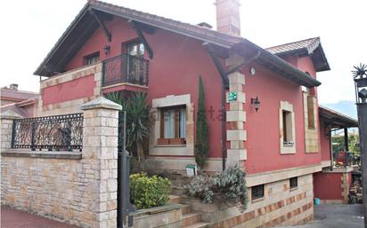 Vista exterior de Casa o xalet en venda en Los Corrales de Buelna  amb Calefacció, Terrassa i Balcó