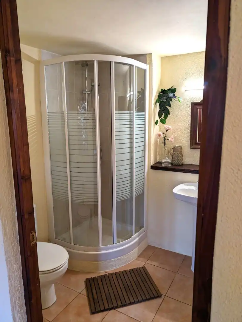 Badezimmer von Country house zum Verkauf in El Perelló mit Heizung und Balkon