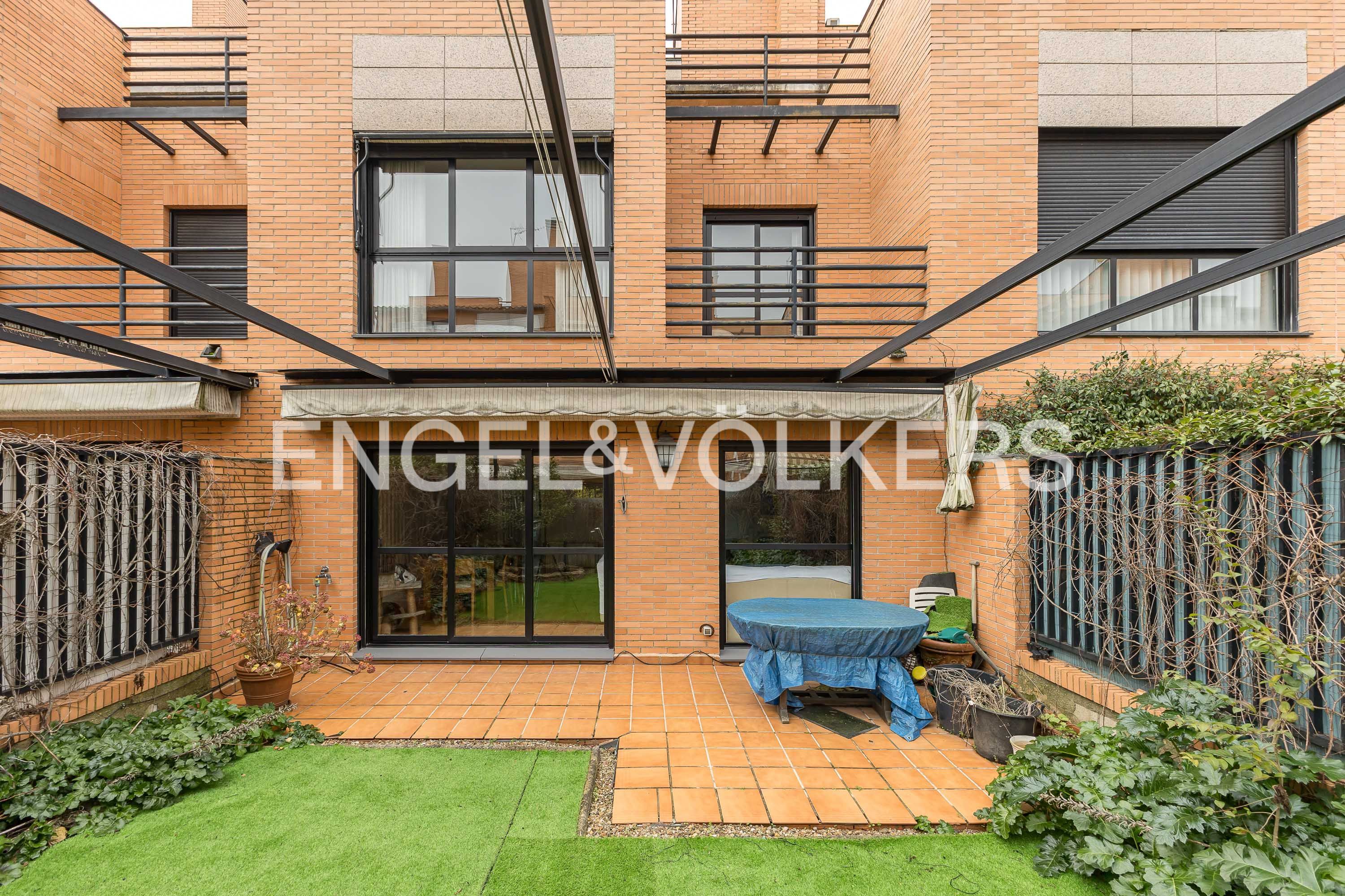 Exterior view of House or chalet for sale in  Madrid Capital  with Air Conditioner, Heating and Private garden