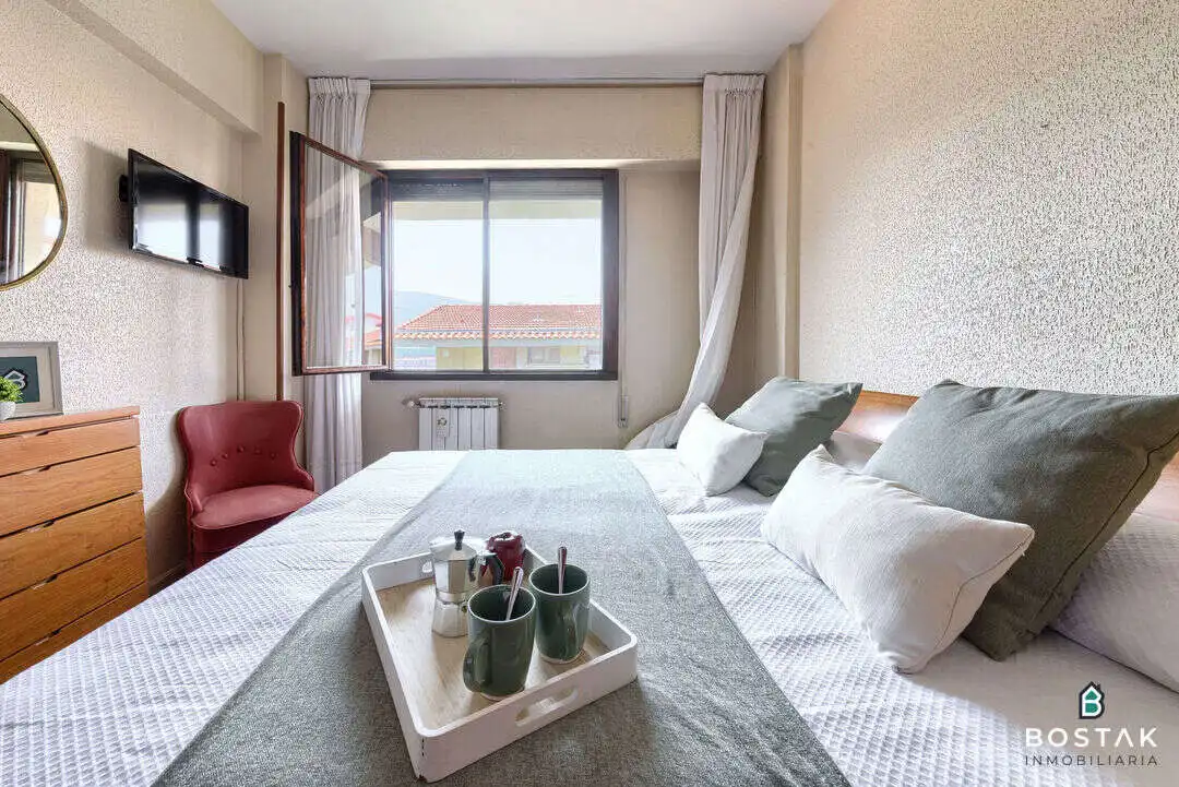 Schlafzimmer von Wohnung zum Verkauf in Bilbao  mit Heizung und Balkon
