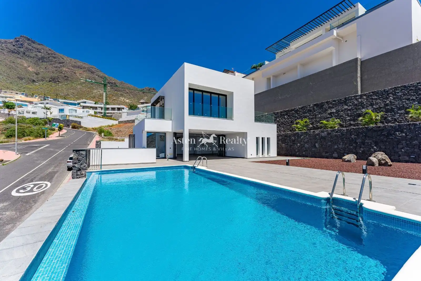 Vista exterior de Casa o xalet en venda en Adeje amb Aire condicionat, Calefacció i Jardí privat