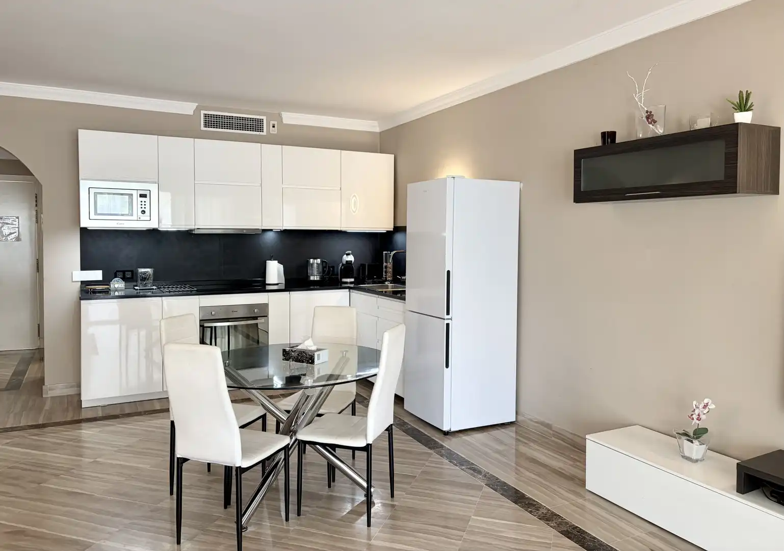 Cuina de Apartament de lloguer en Marbella amb Aire condicionat, Terrassa i Piscina