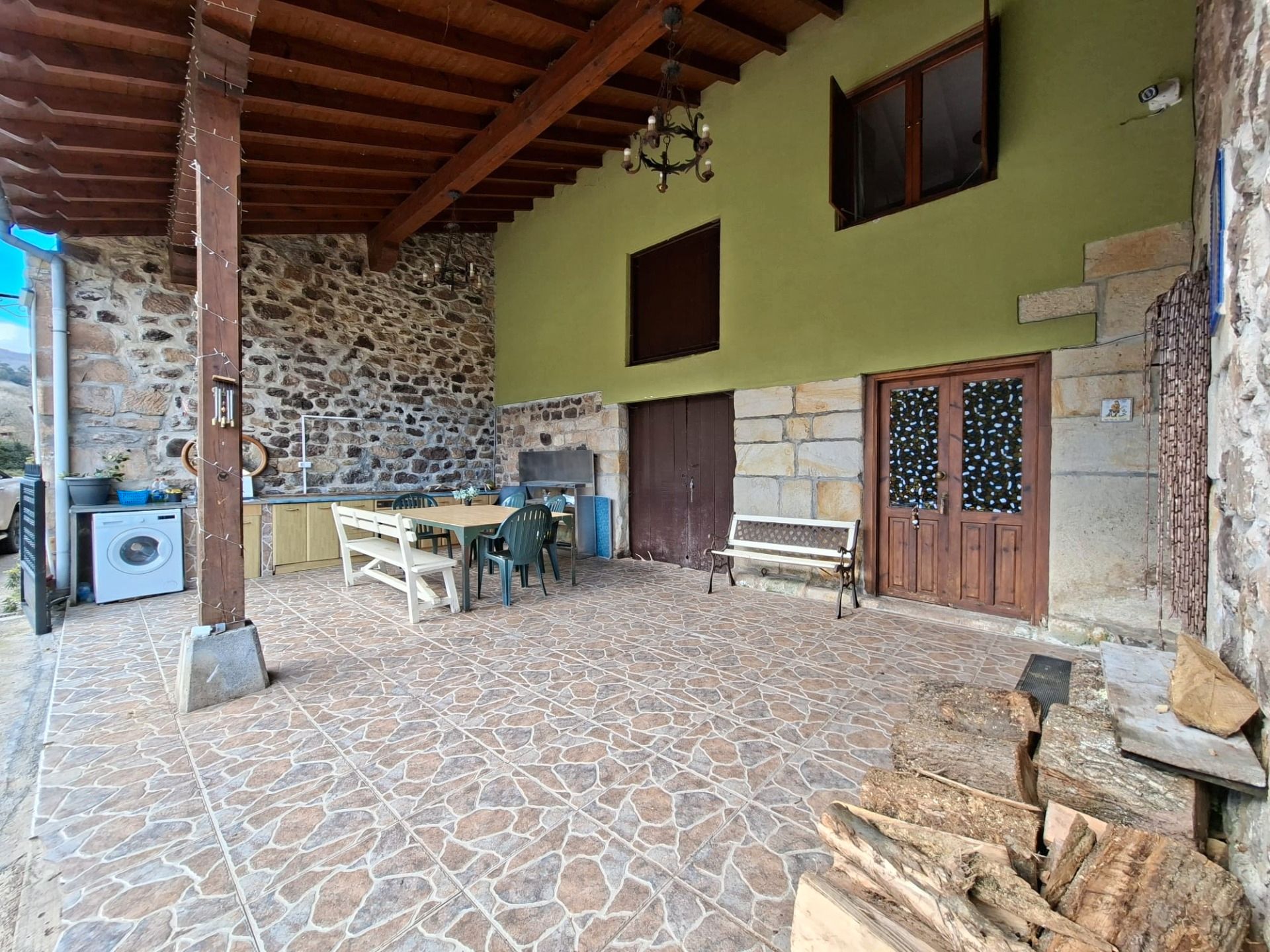 Terrasse von Einfamilien-Reihenhaus zum Verkauf in Los Corrales de Buelna  mit Privatgarten und Abstellraum