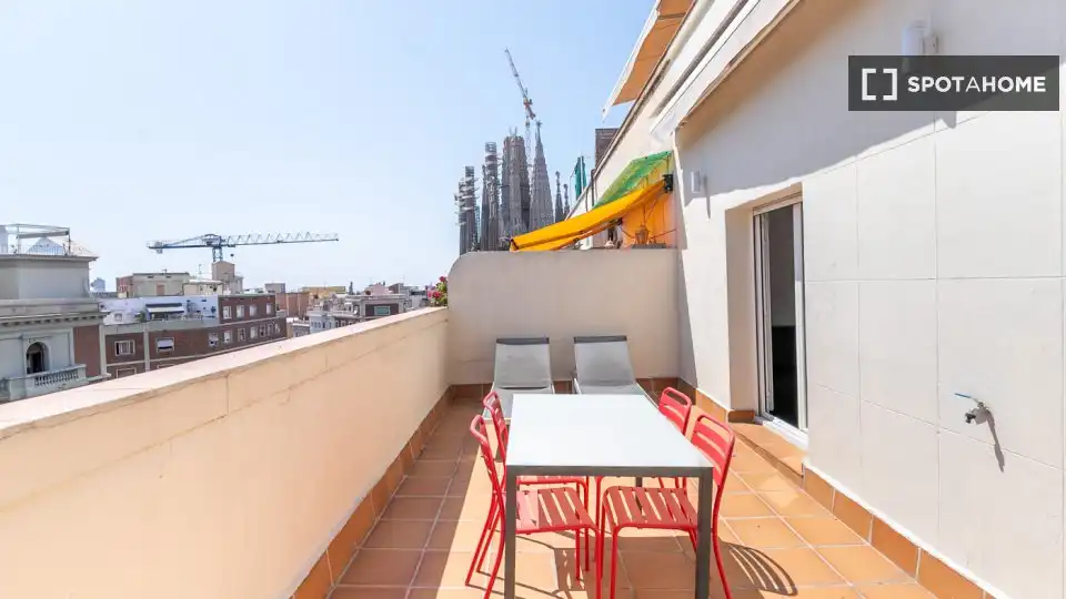 Flat with terrace to rent in Eixample