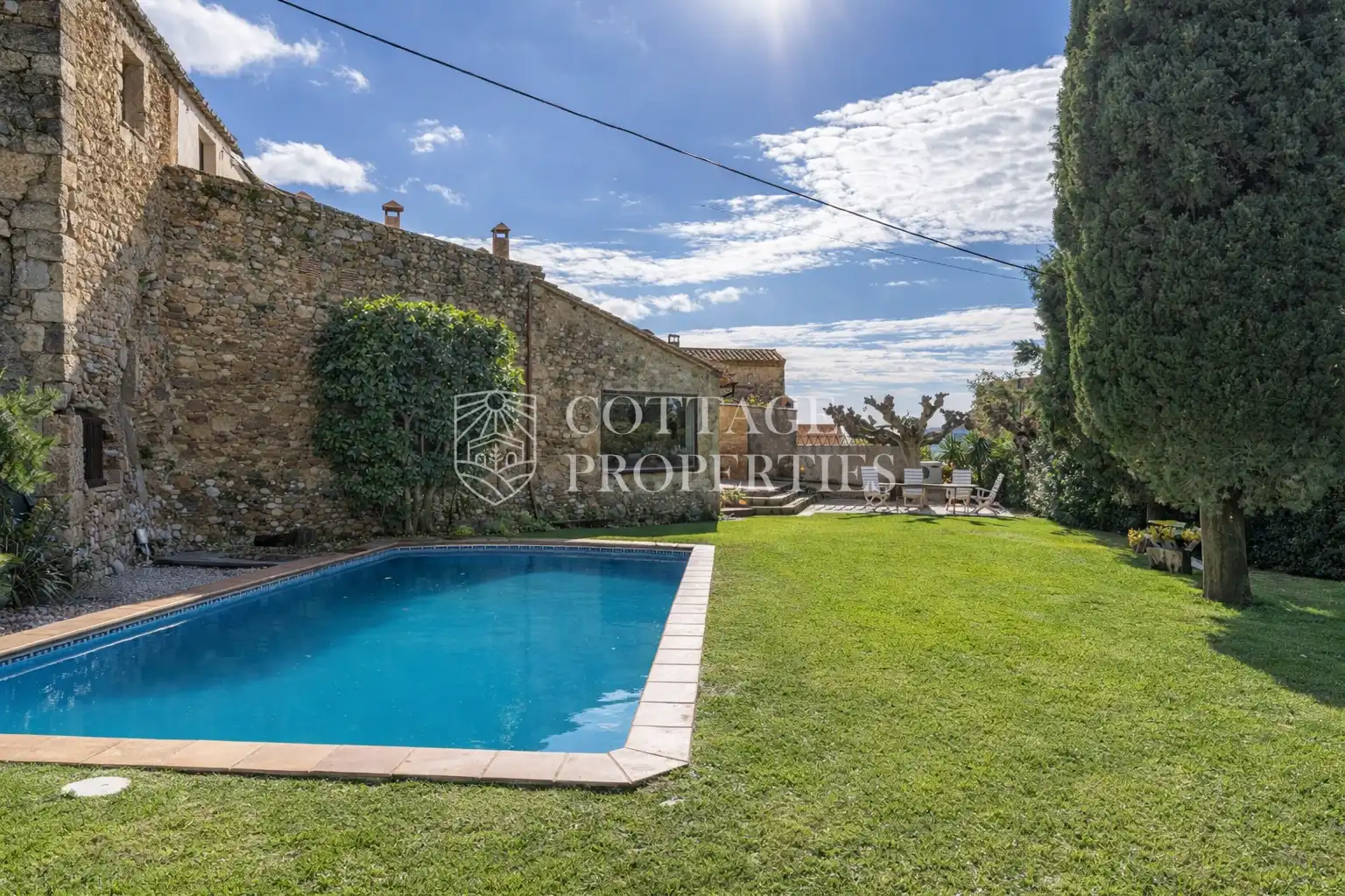 Vista exterior de Finca rústica en venda en Bàscara amb Aire condicionat, Calefacció i Terrassa