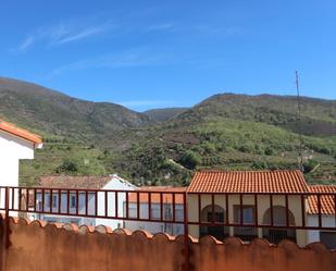 Außenansicht von Wohnungen zum verkauf in Losar de la Vera mit Terrasse und Balkon